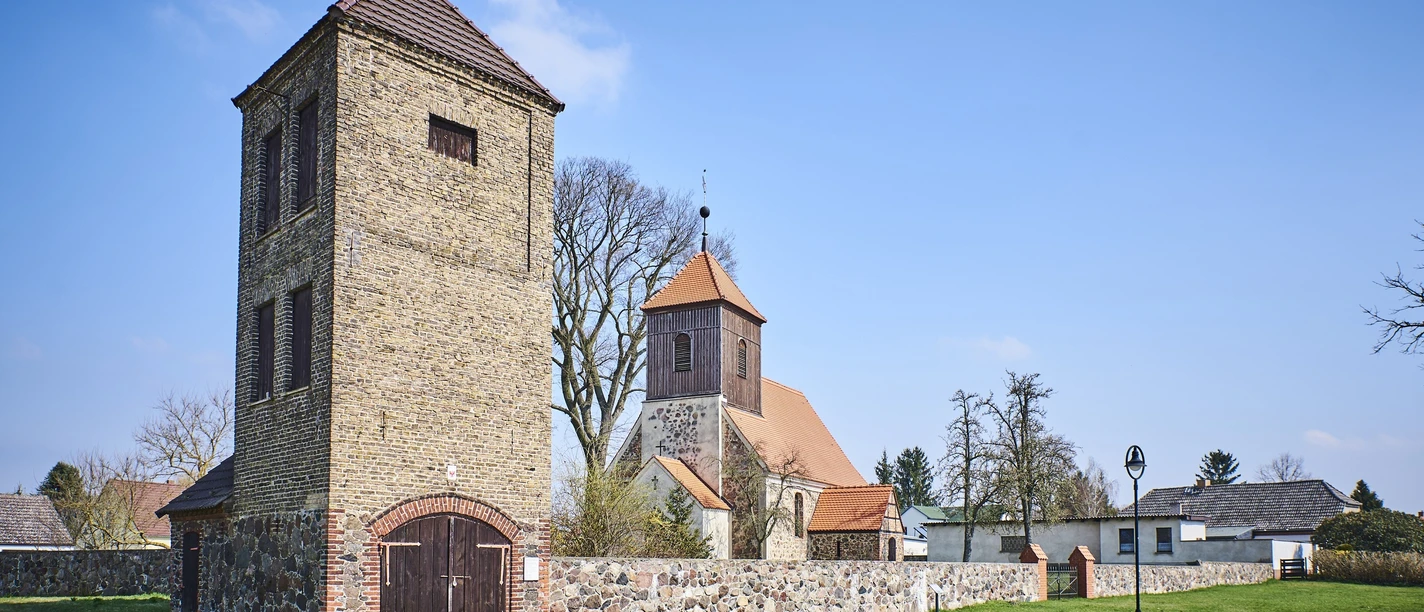 Spritzenhaus und Dorfkirche Lichtenow