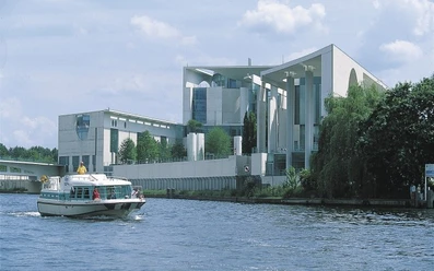 Von Berlin in die Fontanestadt Neuruppin, auf der Spree vor dem Bundeskanzleramt