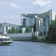 Von Berlin in die Fontanestadt Neuruppin, auf der Spree vor dem Bundeskanzleramt