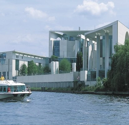 Von Berlin in die Fontanestadt Neuruppin, auf der Spree vor dem Bundeskanzleramt