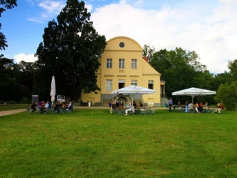 Gutshaus im Gutspark Neukladow