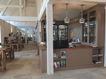 Theke im Töpfer-Café