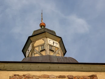 Neubarocker Fachwerkturm mit Schweifhaube und achteckiger Laterne