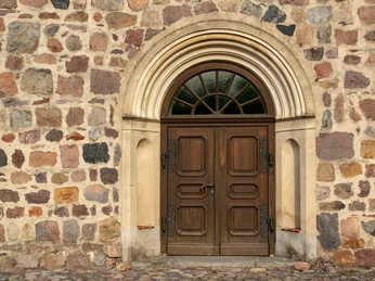 Eingangspforte zur Feldsteinkirche