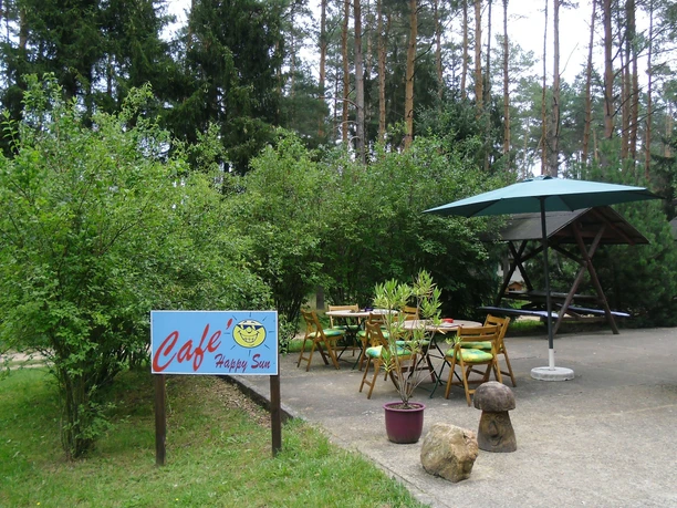 Das Café bietet Snacks und Getränke