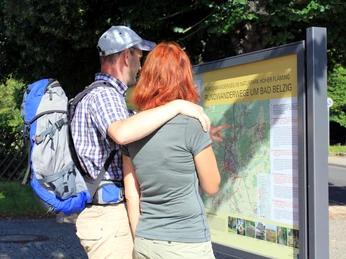 Am Bahnhof starten verschiedene Wanderwege
