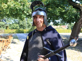 Ritter Thomas bei einer Burgführung