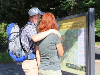 Am Bahnhof starten verschiedene Wanderwege