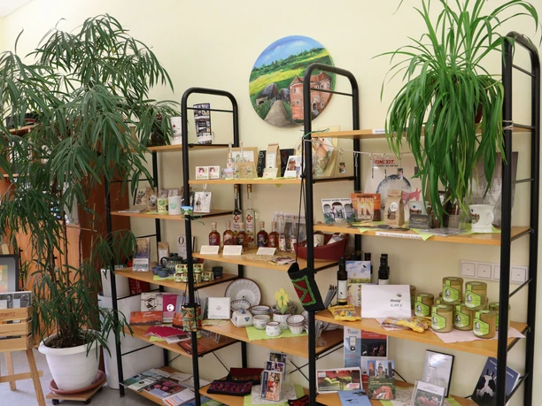 Regal mit regionalen Produkten