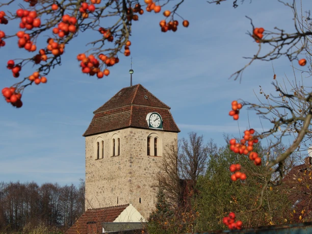 Blick vom Handwerkerhof auf die Dorfkirche Görzke