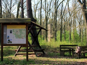 Infotafel an der Kirchenruine