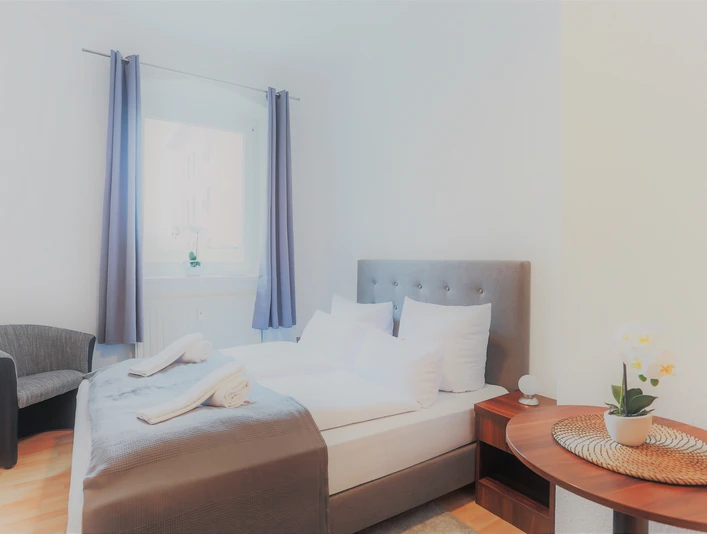 Schlafzimmer mit Gartenblick