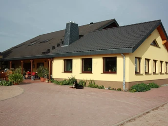 Anbau mit Haus- und Hofhund Wally