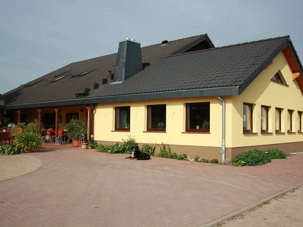 Anbau mit Haus- und Hofhund Wally