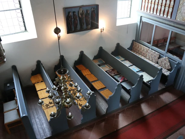 Kirchenraum mit Schnitzfiguren