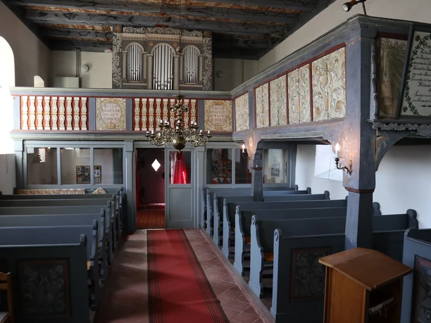 Innenraum mit Blick auf die Orgel