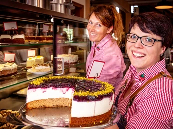 Leckere Torten im Barbycafé
