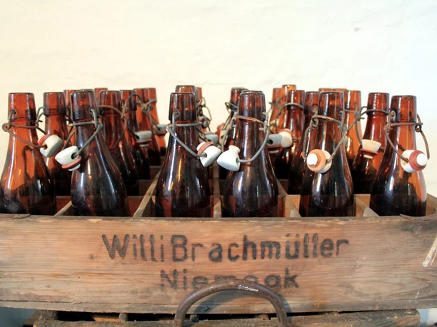 Brausemuseum im historischen Wasserturm Niemegk - Historischer Getränkekasten