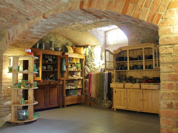 Schöner Gewölbekeller mit Produkten der Region