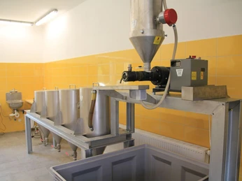 Die Ölmühle ist durch ein Fenster vom Hofladen aus zu sehen.