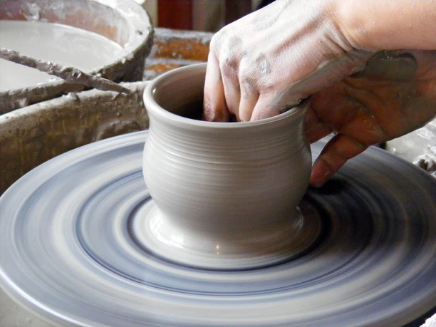 An der Töpferscheibe
