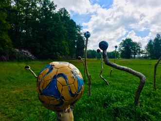 Fußballgolf zwischen Skulpturen