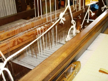 200 bis 300 Jahre alter originaler Webstuhl