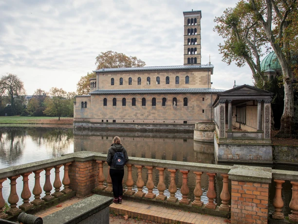 Blick vom Friedensteich auf die Friedenskirche