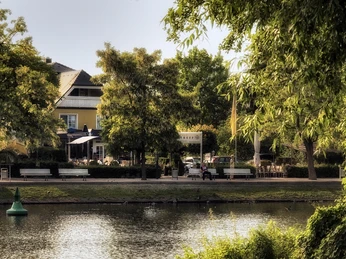 Hotel vom Wasser aus gesehen