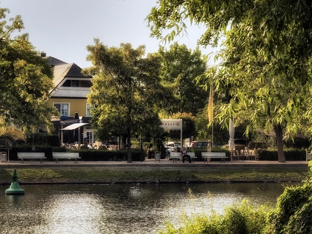 Hotel vom Wasser aus gesehen