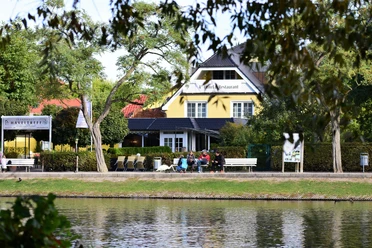 Blick auf das Hotel & Terrasse