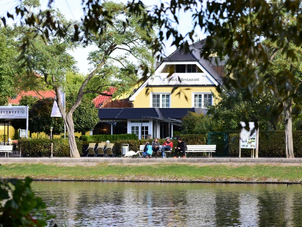 Blick auf das Hotel & Terrasse