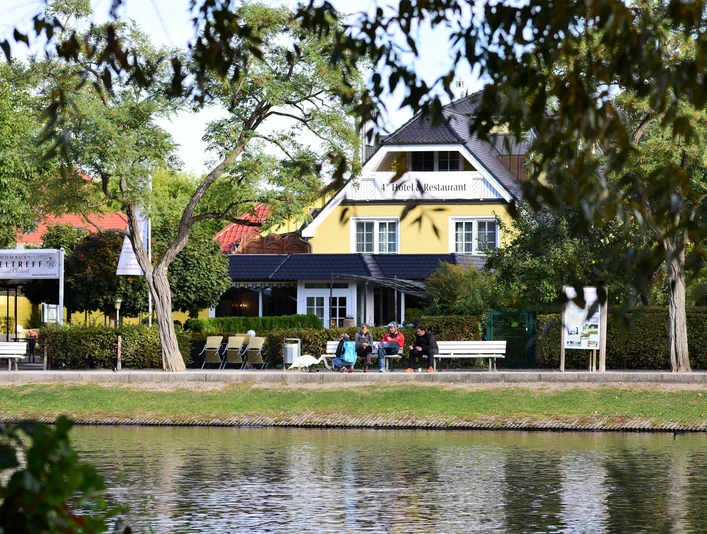 Blick auf das Hotel & Terrasse
