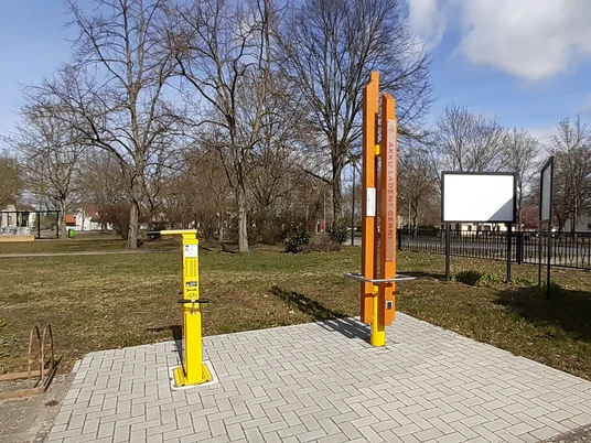 E-Bike-Ladestation vor dem Filmmuseum