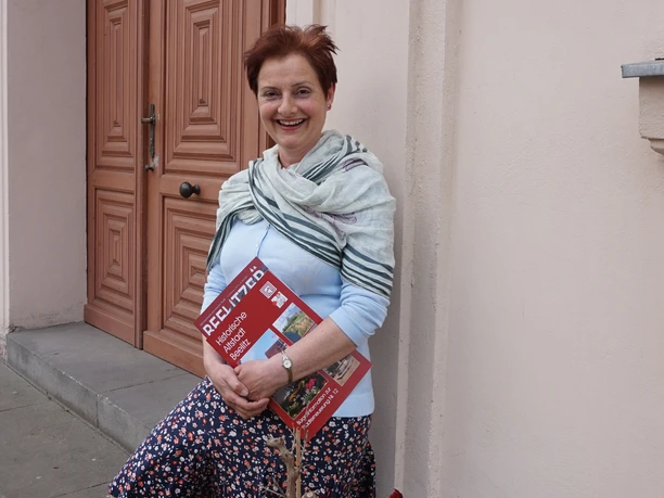 Isolde Fromm empfängt Gäste mit einem strahlenden Lächeln