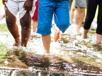 Barfußpark - Kinderfüße laufen durch Wasser