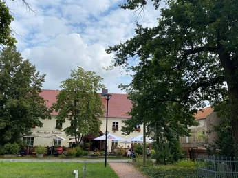 Blick auf den Gasthof von der Kirche aus