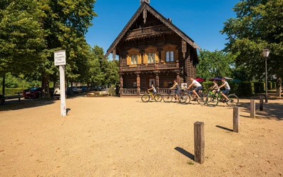 Mit dem Fahrrad durch die Kolonie Alexandrowka