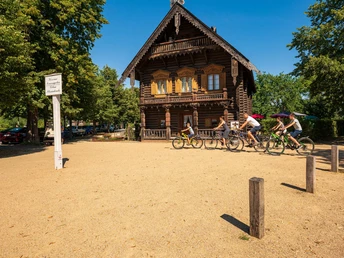 Mit dem Fahrrad durch die Kolonie Alexandrowka