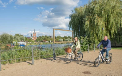 Radfahrer vor der Altstadt von Werder Havel