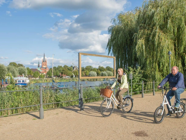 Radfahrer vor der Altstadt von Werder Havel