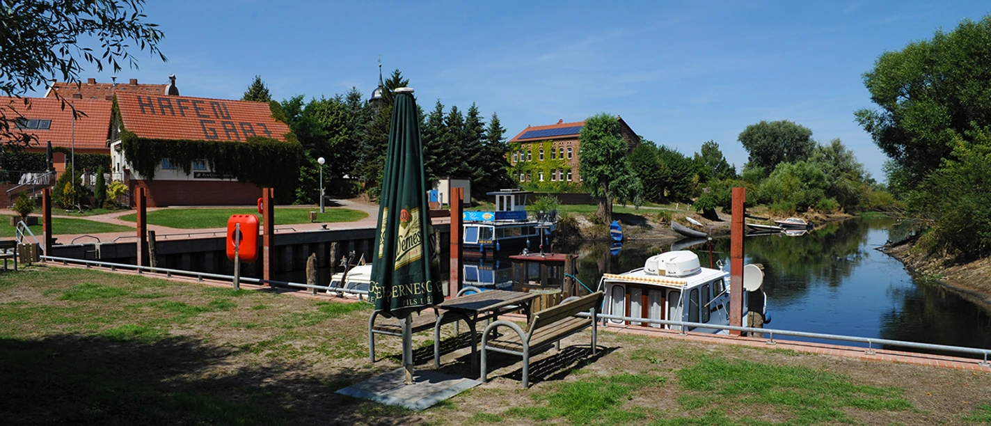Hafen Garz - Hafenbecken mit Restaurant