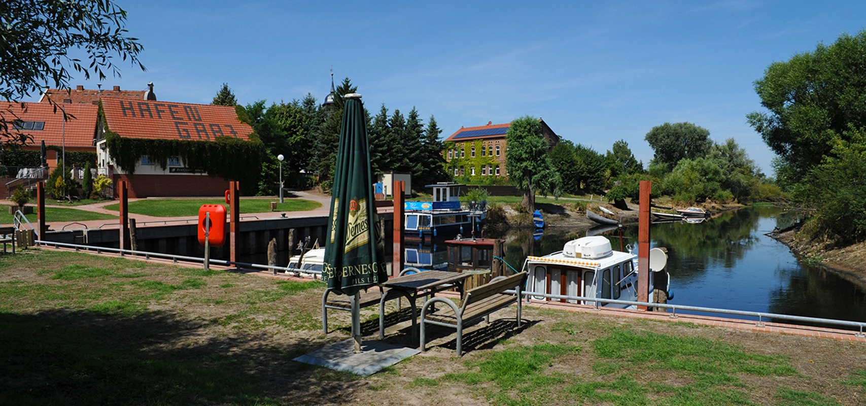 Hafen Garz - Hafenbecken mit Restaurant