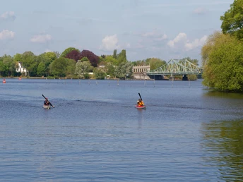 Glienicker Lake mit Blick auf Glienicker Brücke