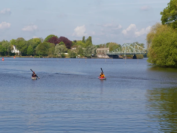 Glienicker Lake mit Blick auf Glienicker Brücke