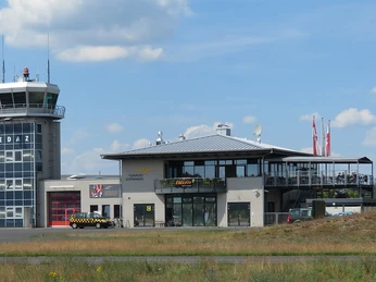 Tower und Terminal vom Flugfeld aus