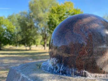 Brunnen am Eingang des Findlingsgartens