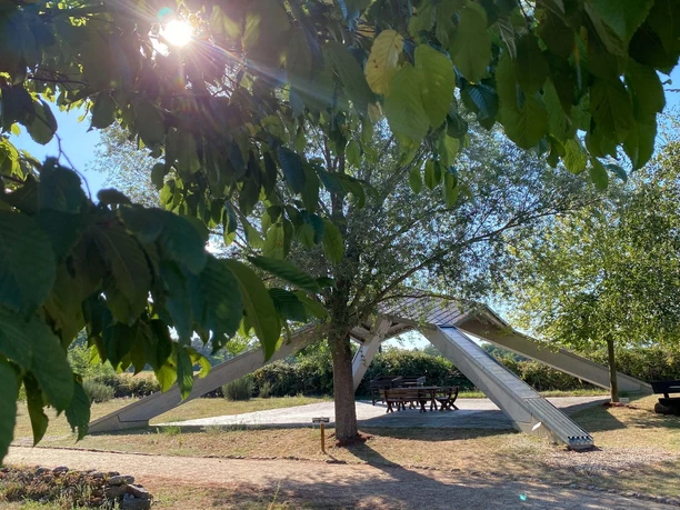Pavillon im Findlingsgarten
