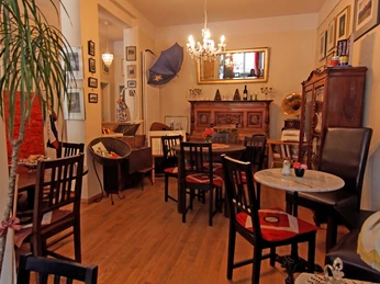 Café Franz. Schubert: hinterer Gastraum mit Klavier