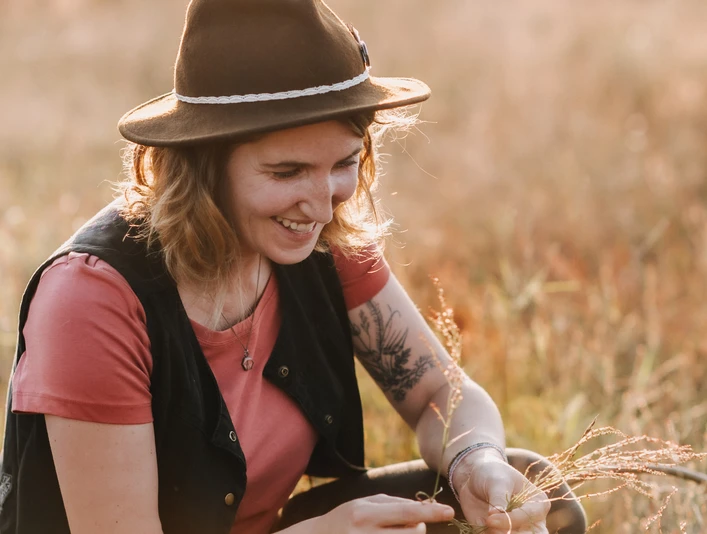 Claudia Zesche Kräuter-und Wildnispädagogin Herbal Hunter